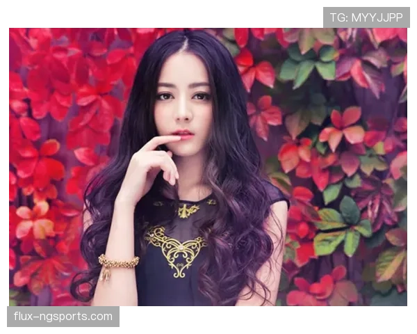 杨倩笑得像邻家妹妹，肩上的包却在提醒你：这圈层有点远